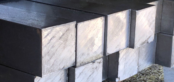 Barres carrées en acier empilées