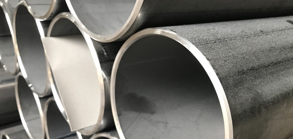 Tuyaux d'acier empilés