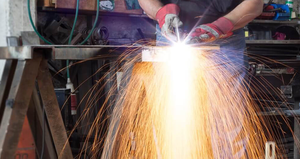 Coupe de métal au plasma pour préparation d'acier